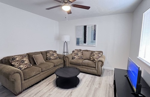 Albuquerque Apartamento | Remodeled 2br ato with AC, WIFI, Washer near hospitals,UNM, I-25,CNM, airport