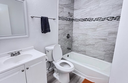 Albuquerque Apartamento | Remodeled 2br ato with AC, WIFI, Washer near hospitals,UNM, I-25,CNM, airport
