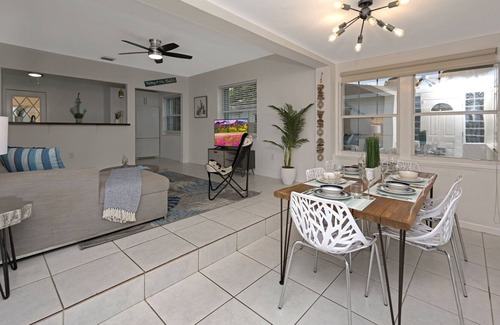 Parkside Apartamento | Remodeled! 3/2 tropical retreat ★ Beach and shops