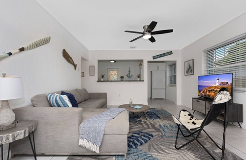 Parkside Apartamento | Remodeled! 3/2 tropical retreat ★ Beach and shops