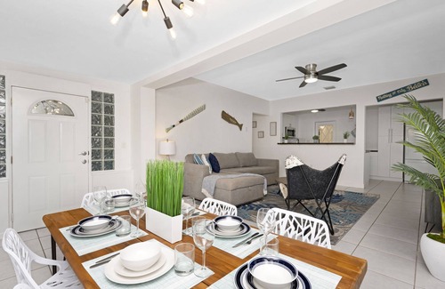 Parkside Apartamento | Remodeled! 3/2 tropical retreat ★ Beach and shops