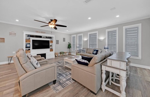 Crystal Shores Casa | Remodeled😎3 Story 5BR Home ⚓Private Pool!🌴 Grill