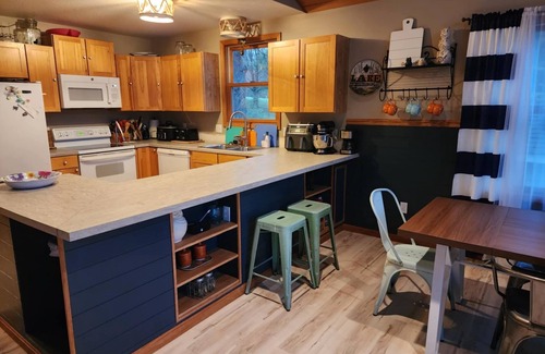 Le Roy Cabaña | Remodeled 3BR 2BA Beachfront Cottage, Pet Friendly. All-Sports Lakefront