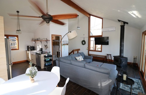Treeloft Casa | Chalet de esquí 3BR / 2BA recientemente remodelado en Tyro Slope, incluye pases para invitados
