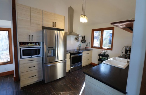 Treeloft Casa | Chalet de esquí 3BR / 2BA recientemente remodelado en Tyro Slope, incluye pases para invitados