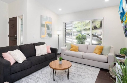 Avant Casa | Remodeled Abode | 3BR | Pingpong | Football | Pool