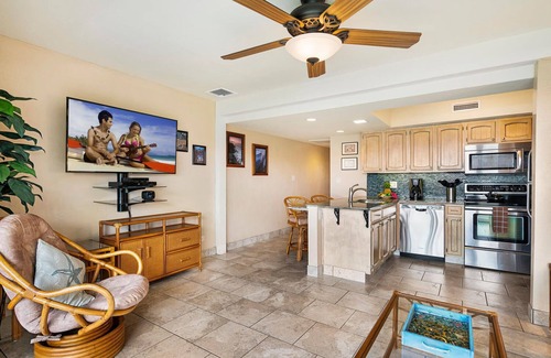 Kailua-Kona Condominio | Remodelado | AC incluido | Complejo frente al mar | Desde $ 100 / n