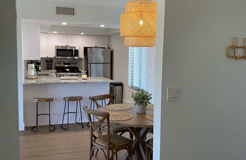 Fort Pierce Condominio | ✨Remodeled Beach Condo 2/2.. just a few steps away from the beach 🏖