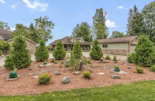 Shawano Cabaña | Remodeled cabin on Shawano Lake