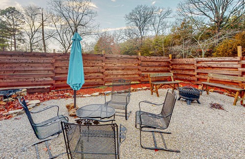 Eureka Springs Cabina | Remodeled cabin in quiet location with firepit, private balcony & smart TV