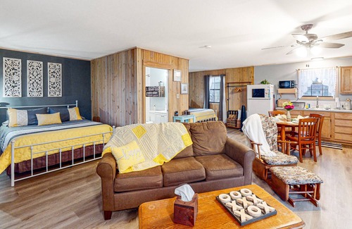 Eureka Springs Cabina | Remodeled cabin in quiet location with firepit, private balcony & smart TV