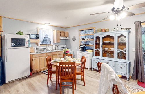 Eureka Springs Cabina | Remodeled cabin in quiet location with firepit, private balcony & smart TV
