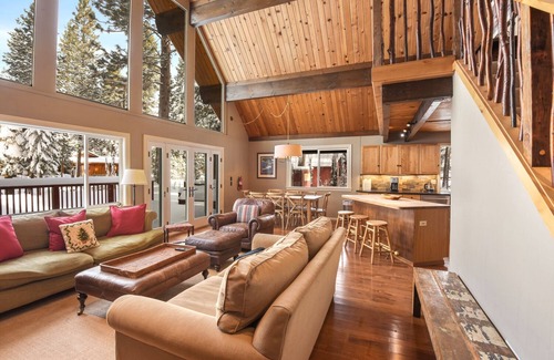 Carnelian Bay Chalet De Esquí | Dog-Friendly Lake Tahoe Cabin w/ Hot Tub, Sleeps 8