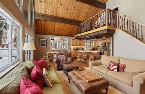 Carnelian Bay Chalet De Esquí | Dog-Friendly Lake Tahoe Cabin w/ Hot Tub, Sleeps 8