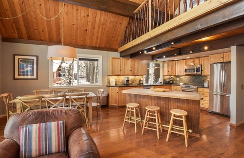 Carnelian Bay Chalet De Esquí | Dog-Friendly Lake Tahoe Cabin w/ Hot Tub, Sleeps 8