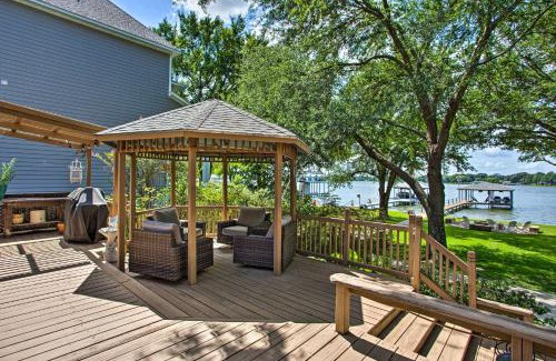 Log Cabin Casa | Remodeled Cedar Creek Lake Retreat with Fire Pit!