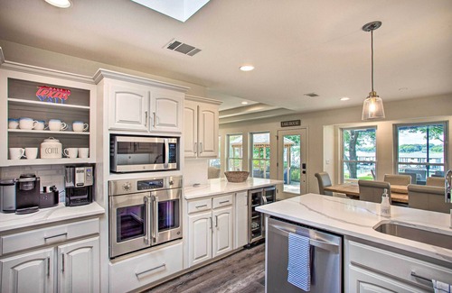 Log Cabin Casa | Remodeled Cedar Creek Lake Retreat w/ Fire Pit!