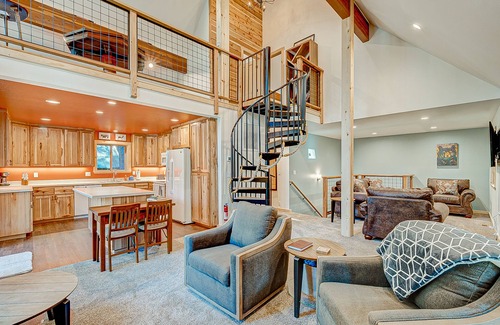 Pla-Vada Woodlands Chalet De Esquí | Remodeled chalet with private hot tub, bumper pool table & W/D