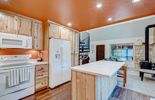 Pla-Vada Woodlands Chalet De Esquí | Remodeled chalet with private hot tub, bumper pool table & W/D