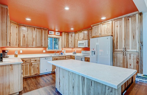Pla-Vada Woodlands Chalet De Esquí | Remodeled chalet with private hot tub, bumper pool table & W/D