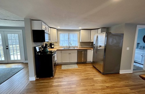 Old Mystic Casa | Remodeled Charming Cape. 5 mins from Olde Mistick Village, Seaport, and downtown