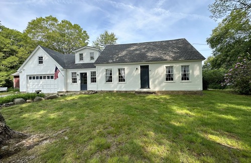Old Mystic Casa | Remodeled Charming Cape. 5 mins from Olde Mistick Village, Seaport, and downtown
