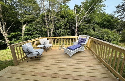 Old Mystic Casa | Remodeled Charming Cape. 5 mins from Olde Mistick Village, Seaport, and downtown