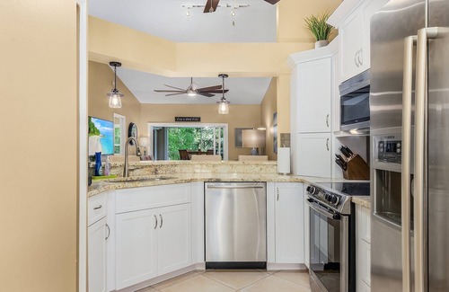 Pelican Bay Condominio | Remodeled Condo Naples - In Neighborhood with Private Beach