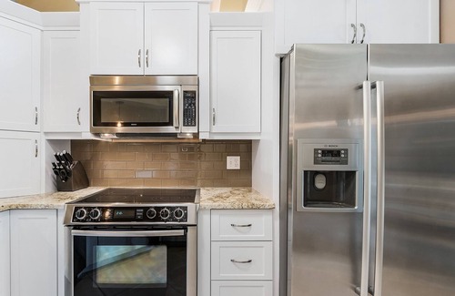 Pelican Bay Condominio | Remodeled Condo Naples - In Neighborhood with Private Beach