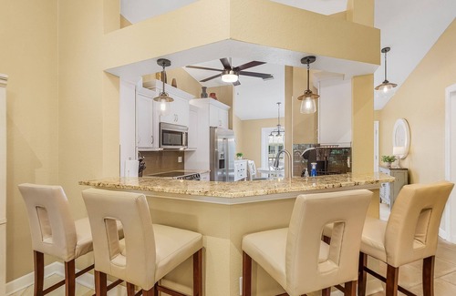 Pelican Bay Condominio | Remodeled Condo Naples - In Neighborhood with Private Beach