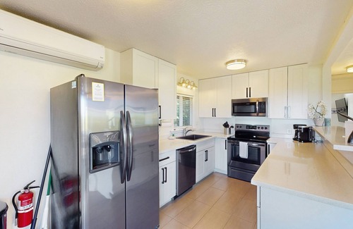 Kihei Cabaña | Remodeled cottage with AC, ocean views, yard & lanai - near beach, golf & dining
