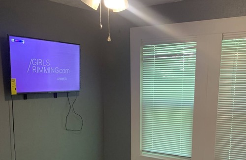 Kansas City Casa | Remodeled cozy home minutes from Hwy,Downtown, and plaza!