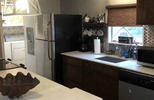 Weatherford Cabaña | Remodeled family place on 5 acres, large deck w TV