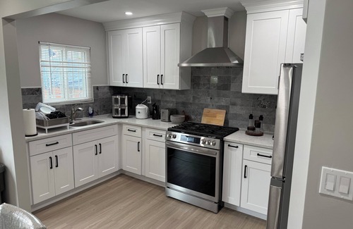 Queens Casa | Remodeled Fantastic 3-bedroom house with AC/front porch and deck in Queens