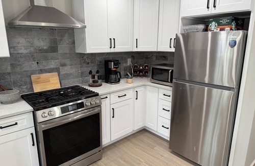 Queens Casa | Remodeled Fantastic 3-bedroom house with AC/front porch and deck in Queens