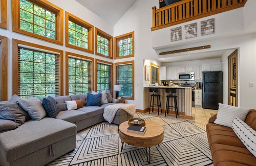 Boyne Falls Condominio | Remodeled | Game Room | gas Fireplace | Walking Distance to the Slopes!