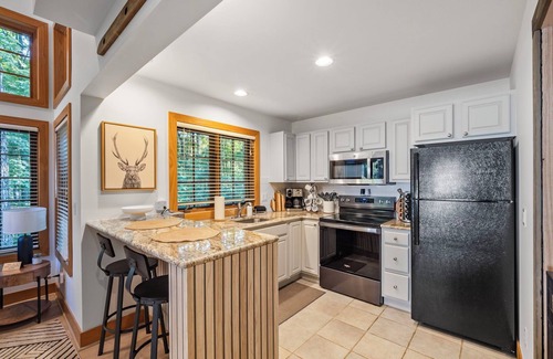 Boyne Falls Condominio | Remodeled | Game Room | gas Fireplace | Walking Distance to the Slopes!