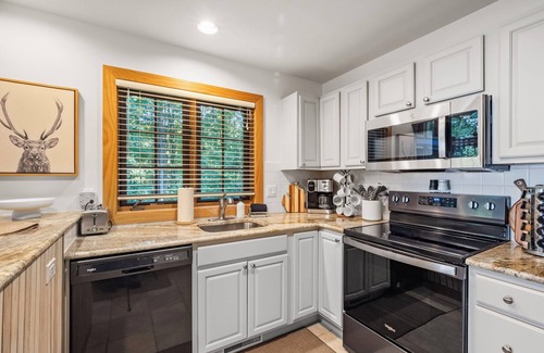 Boyne Falls Condominio | Remodeled | Game Room | gas Fireplace | Walking Distance to the Slopes!