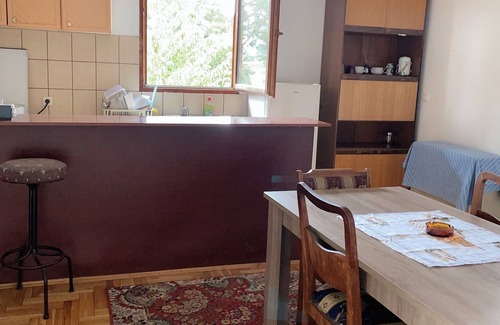 Palilula Casa | Remodeled historic cottage with modern appliances close to great hiking trails