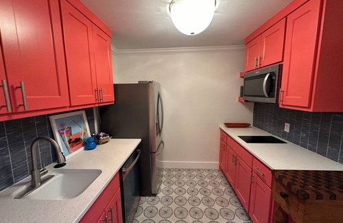 Granbury Cabaña | Remodeled Historical Cottage- Six bedroom 4 bath steps to Granbury Square. Fab!