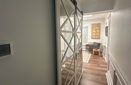 Granbury Cabaña | Remodeled Historical Cottage- Six bedroom 4 bath steps to Granbury Square. Fab!