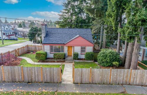 Fauntleroy Casa | Remodeled Home Fenced Yard Outdoor Fireplace