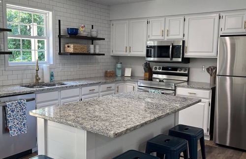 Jamestown Casa | Remodeled House Near Jamestown Marina, Room to Park Your Boat in Driveway!