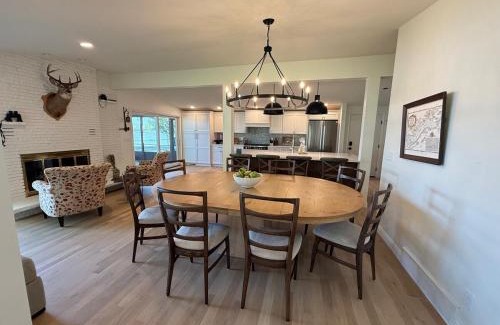 Green Lake Casa | Remodeled Lake Retreat Putting Green, Game RoomBar