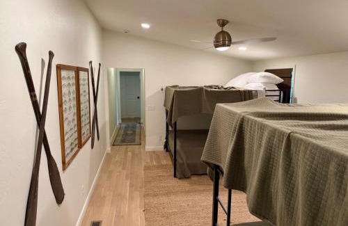 Green Lake Casa | Remodeled Lake Retreat Putting Green, Game RoomBar