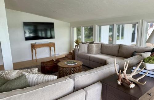 Green Lake Casa | Remodeled Lake Retreat Putting Green, Game RoomBar