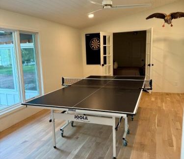Green Lake Casa | Remodeled Lake Retreat Putting Green, Game RoomBar