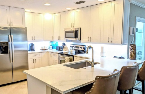 Bonita Springs Casa | Remodeled Lakefront Pool Home, Privacy, screened Lanai, Bicycles, close to Beach