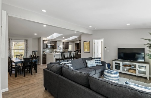 Ancram Casa | Remodeled Lakefront retreat!!! Fall is coming! Come relax by the lake!!