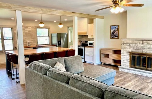 Cory Casa | Remodeled Lakehouse “Healing Waters” 3-bedroom house w/ WiFi & AC in Terre Haute